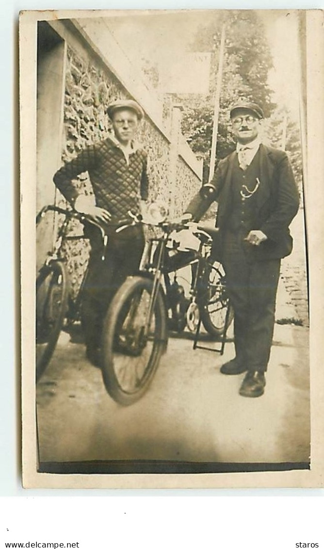 Carte-Photo - Hommes Près D'un Vélo Et D'une Moto - Motos