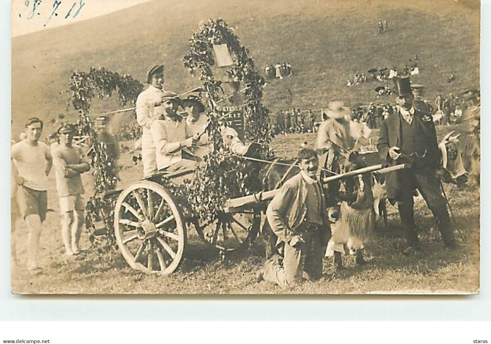 Carte-Photo - Hommes Autour D'une Charrette Décorée - To Identify