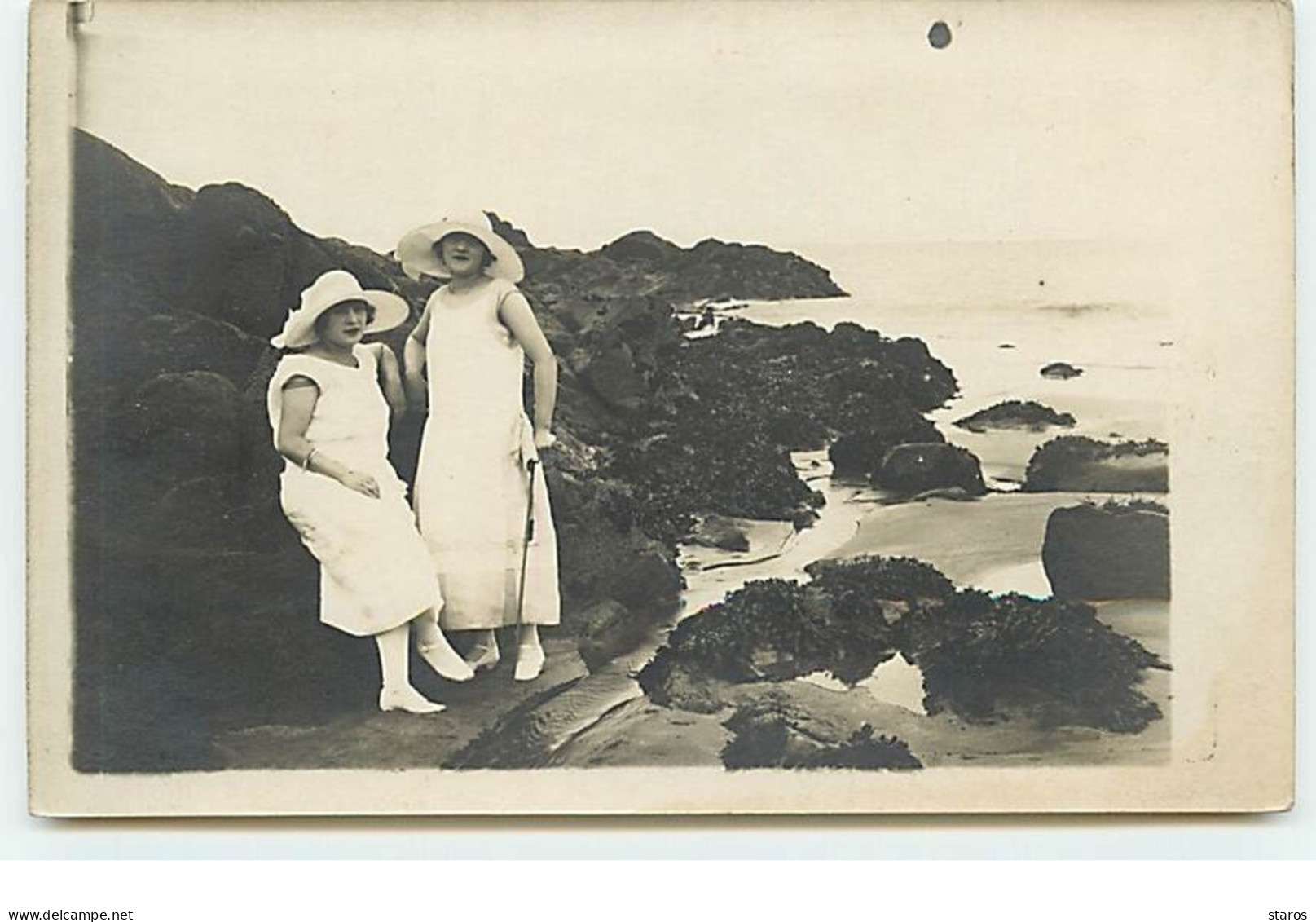 Carte-Photo - Jeunes Femmes Sur Des Rochers Sur Une Plage - Vrouwen