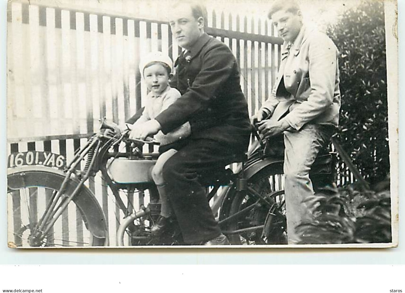 Carte-Photo - Deux Hommes Et Un Enfant Sur Une Moto - Motorräder