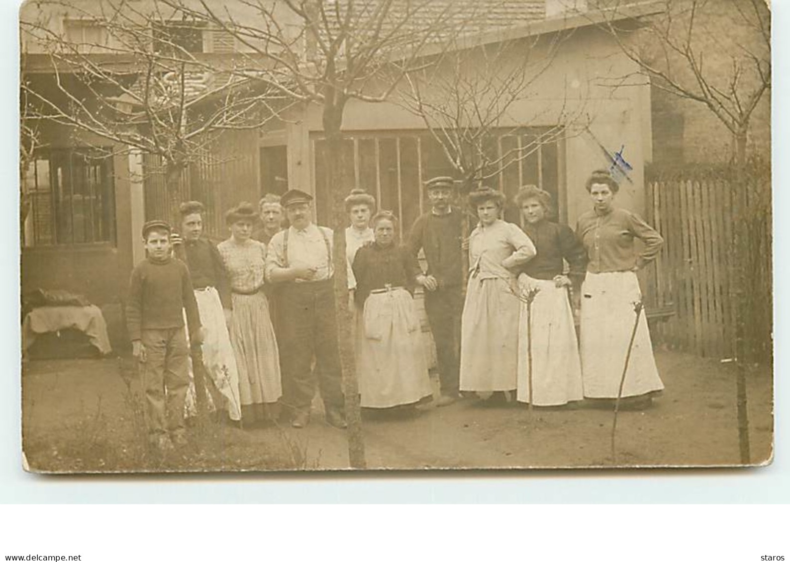 Carte-Photo - Groupe D'hommes, De Femmes Et D'enfants - To Identify