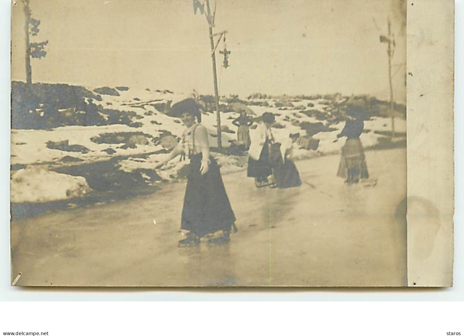 Carte-Photo - Femmes En Train De Patiner - Wintersport