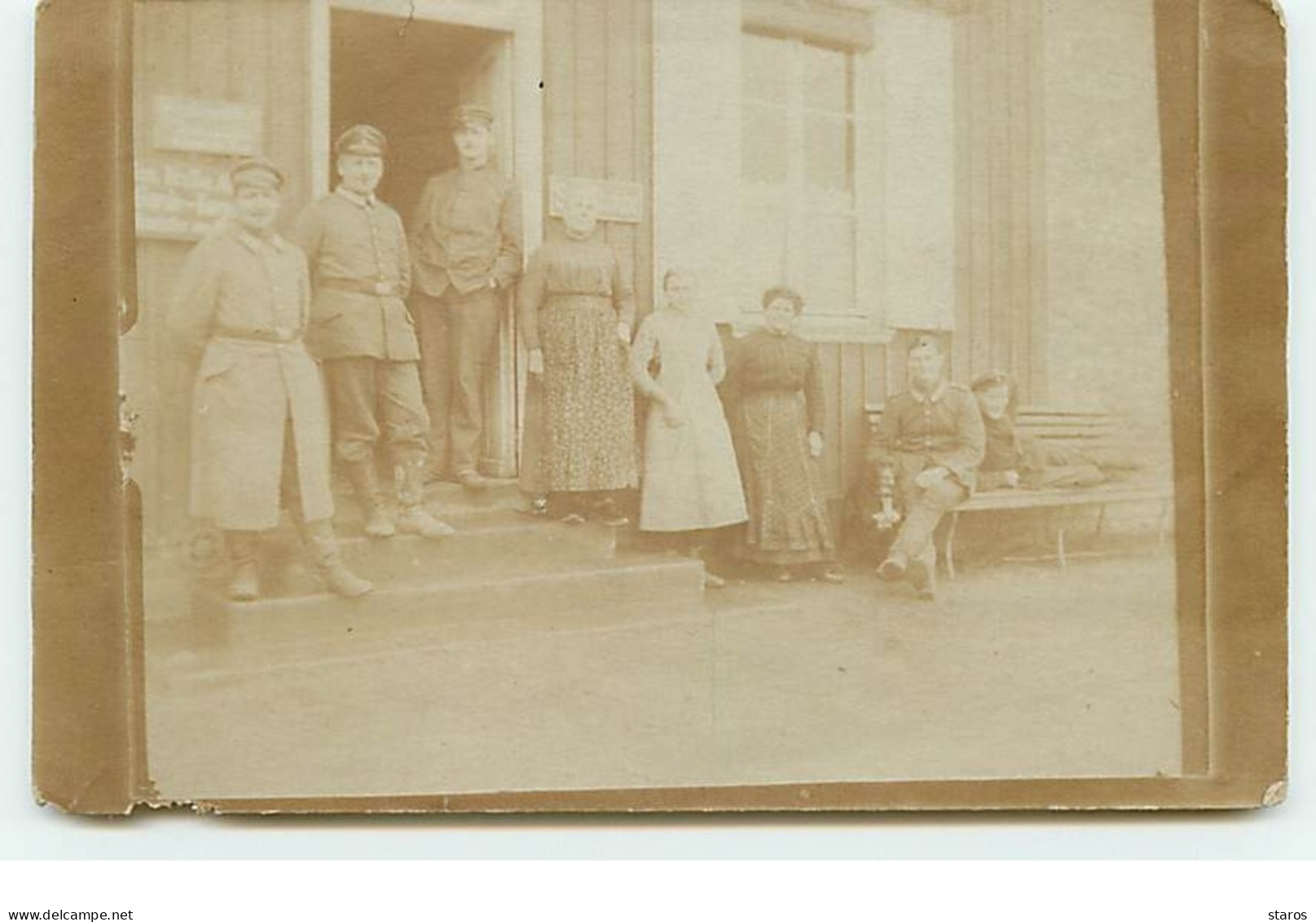 Carte-Photo - Femmes Et Militaires Allemands Sur Un Pas De Porte - War 1914-18