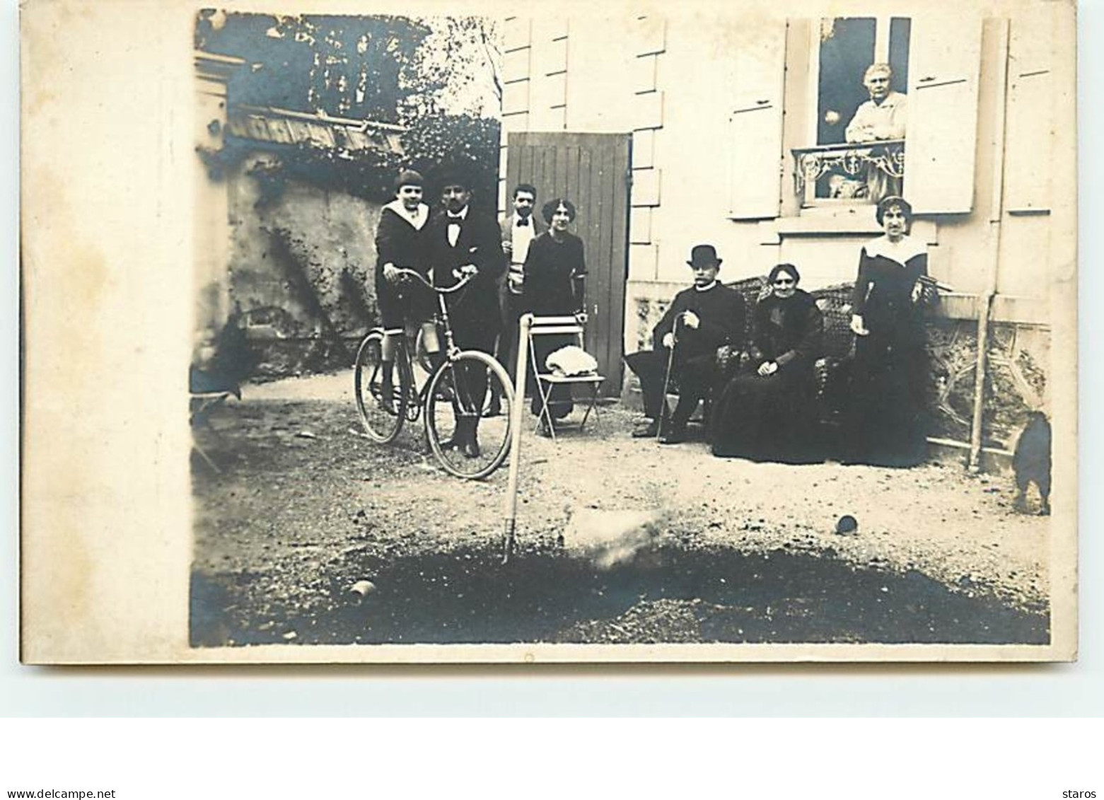 Carte-Photo - Famille Dans Une Cour - Vélo - To Identify