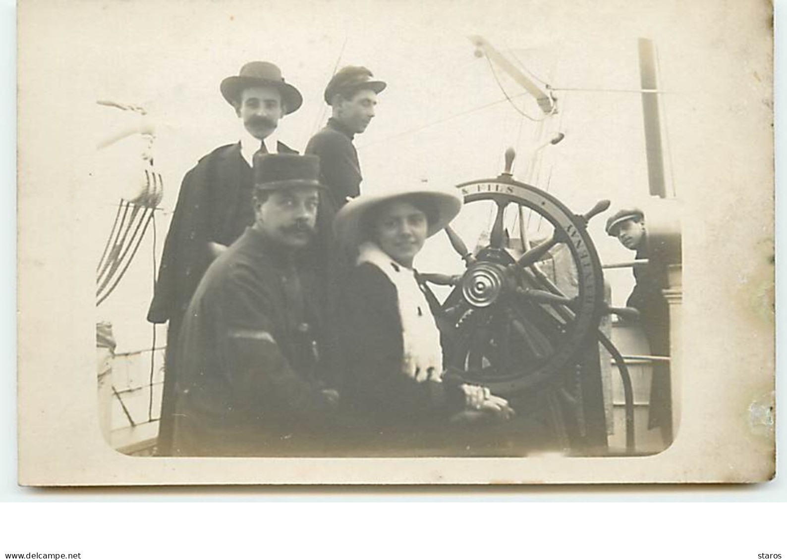 Carte-Photo - Couple Assis Près D'une Barre D'un Bateau (inscrit Nantes - Chantenay) - Autres & Non Classés