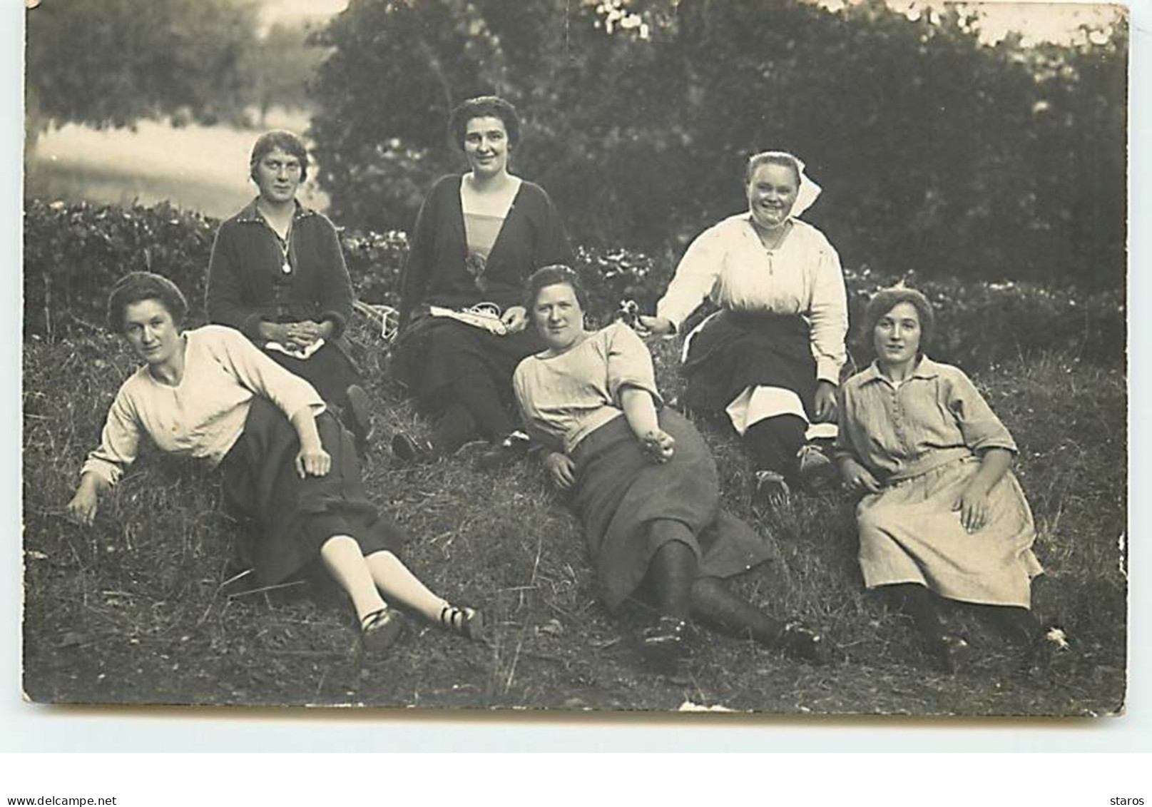 Carte-Photo - COURGEOUT J. Pervis Photo - Femmes Assise Sur La Pelouse - Sonstige & Ohne Zuordnung