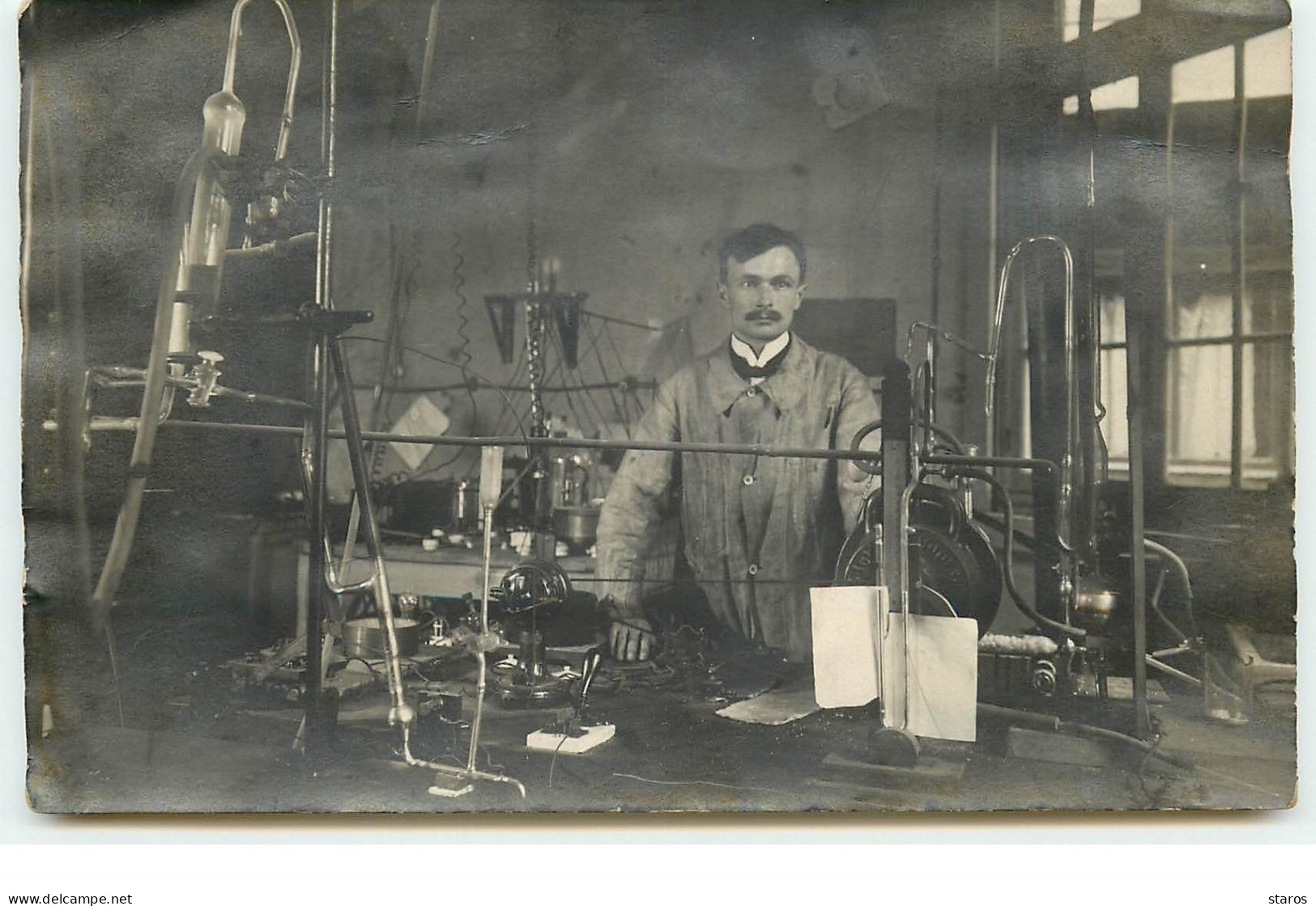 Carte Photo à Localiser - Homme Dans Son Atelier (laboratoire) - A Identificar