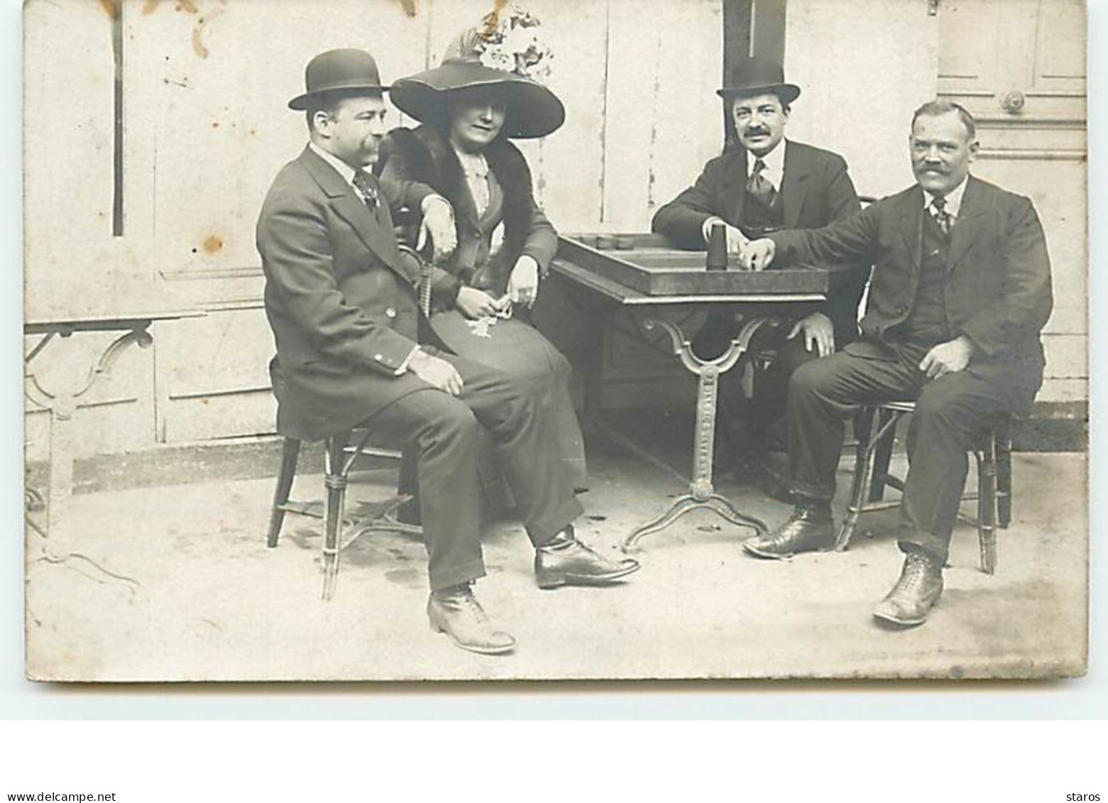 Carte Photo - Trois Hommes Et Une Femme Jouant Au Jacquet - Other & Unclassified