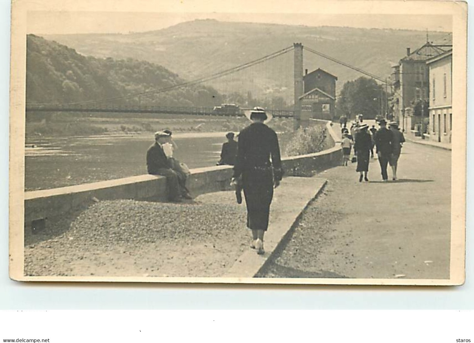 Carte Photo - Photo De Personne Marchant Sur La Route Près D'un Pont Suspendu - Puentes