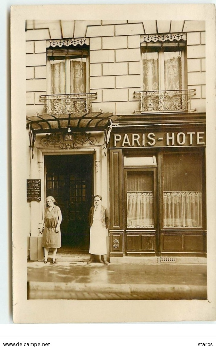 Carte Photo - PARIS - Couple Devant Un Hôtel N°70 - Cafés, Hotels, Restaurants
