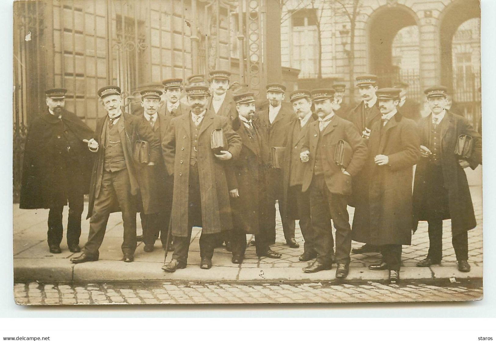 Carte Photo - PARIS - Employés De Banque ?? De La Bourse ?? - Sonstige & Ohne Zuordnung