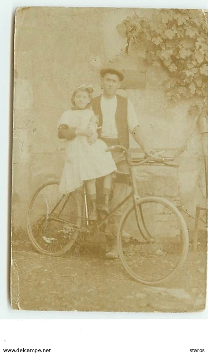 Carte Photo - Homme Près D'une Fillette Assise Sur Un Vélo - To Identify