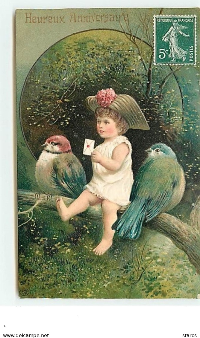 Carte Gaufrée - Heureux Anniversaire - Enfant Sur Une Branche Entre Deux Oiseaux - Birthday