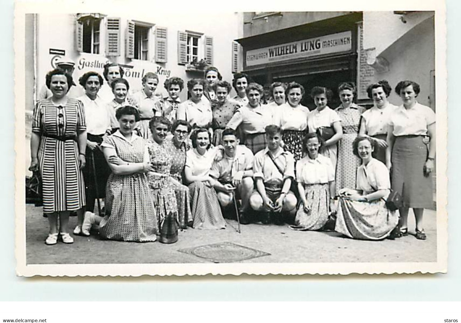 Carte-Photo à Identifier - Groupe De Femmes Et D'hommes Devant Magasin Wilhelm  Lung - To Identify