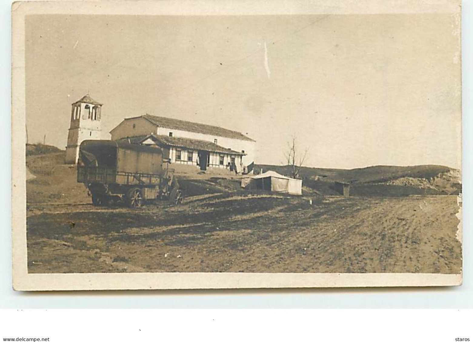 Carte-Photo D'un Camion Berliet S'approchant De Bâtiments - Other & Unclassified