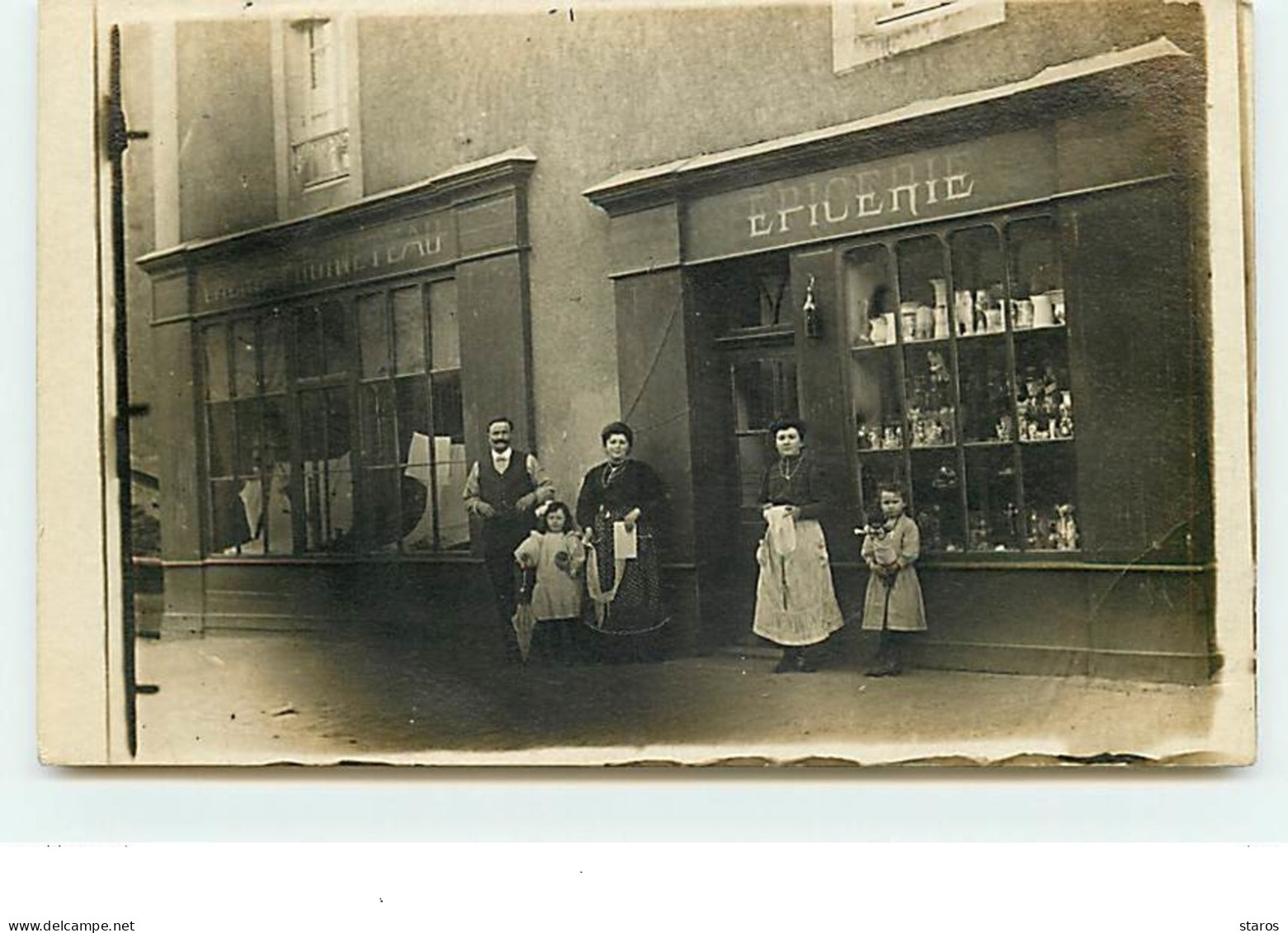 Carte-Photo - Un Homme, Femmes Et Enfants Devant Une Devanture D'Epicerie - Other & Unclassified