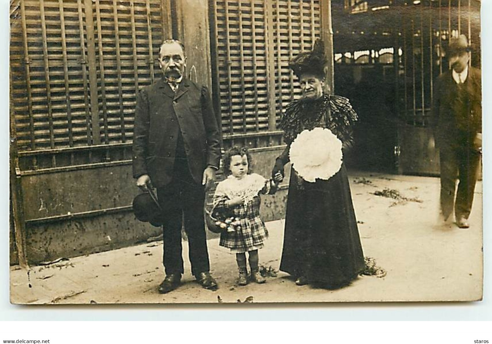 Carte-Photo - PARIS - Une Couple Avec Une Fillette (des Adresses Au Dos) - Other & Unclassified