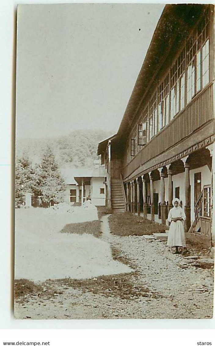 Carte Photo à Localiser - Jeune Femme Devant Un Bâtiment à étage - To Identify