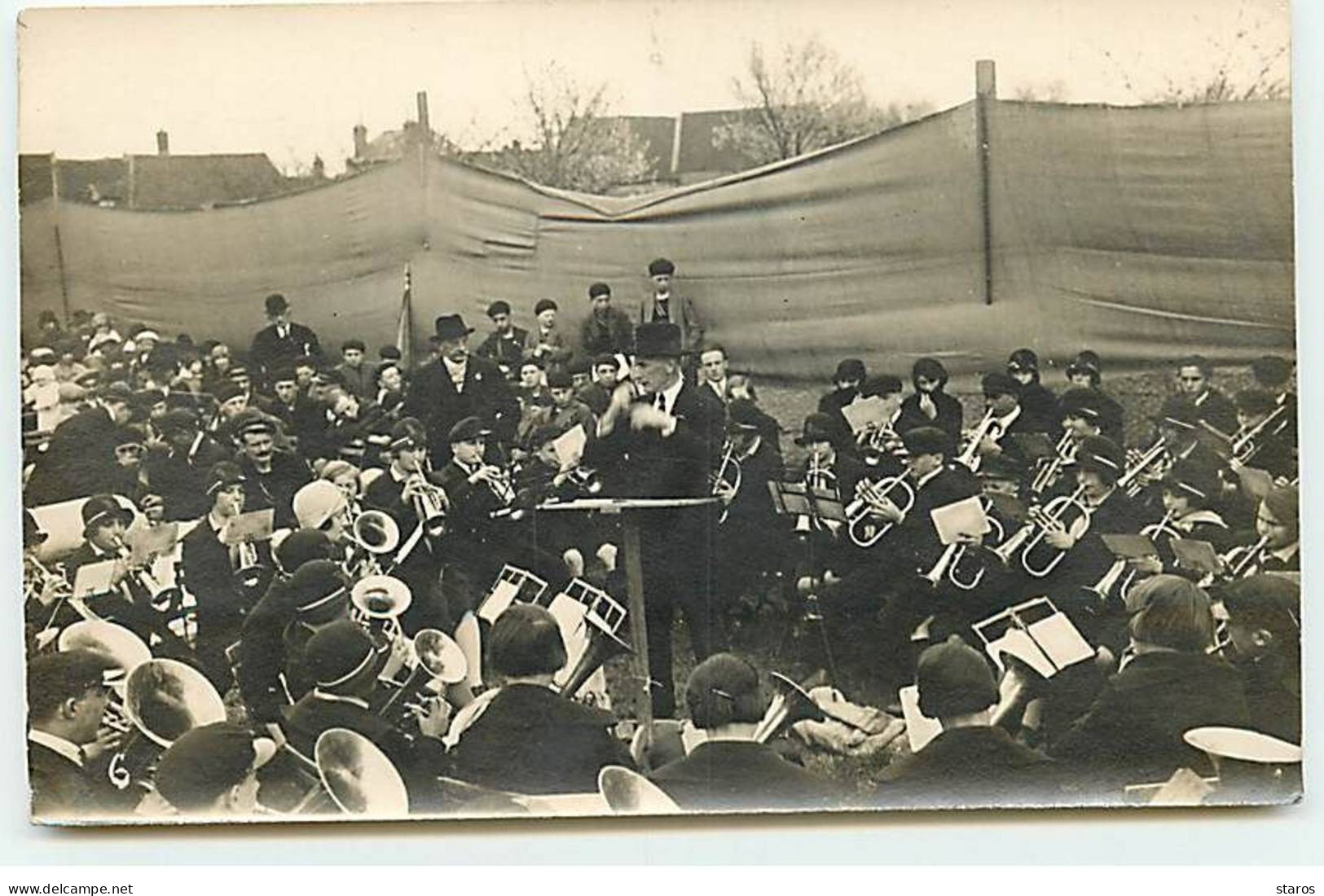 Carte Photo à Localiser - Un Orchestre En Pleine Représentation - To Identify