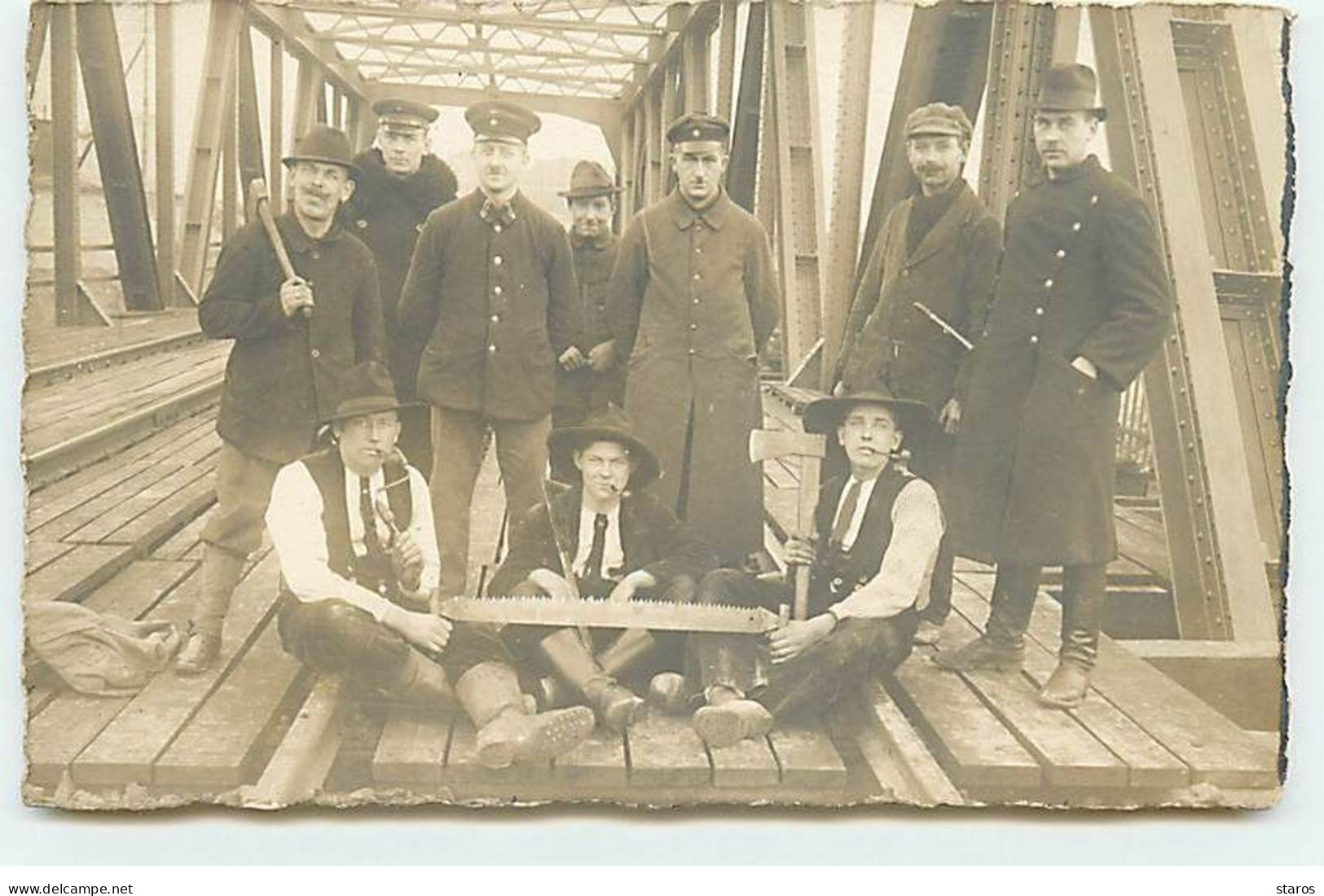 Carte Photo - Allemagne - Hommes Construisant Un Pont, Certains Avec Une Scie Et Des Haches - Kunsthandwerk