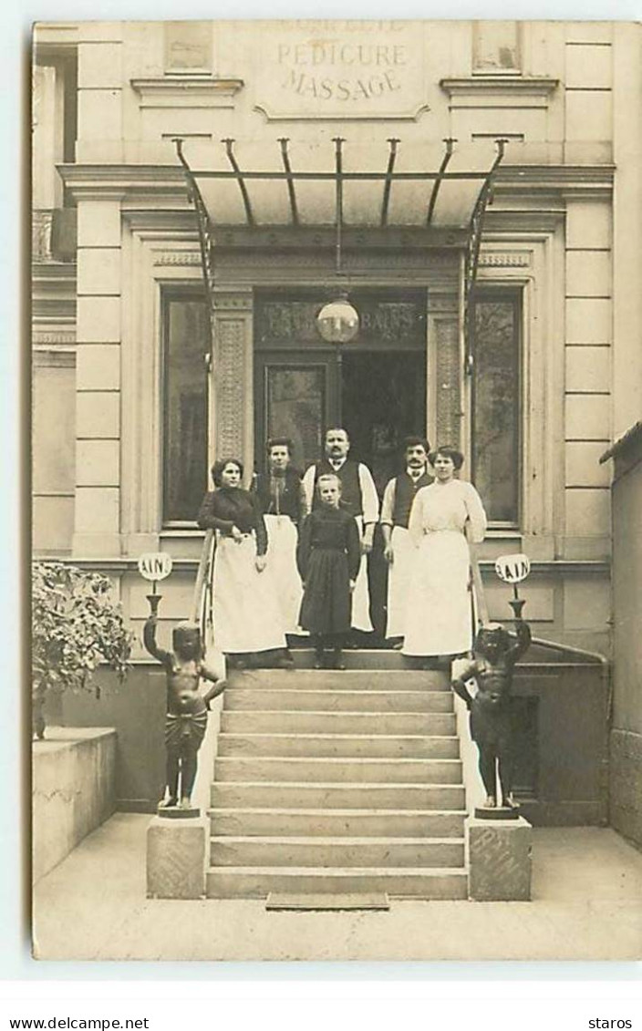 Carte Photo - Hommes Et Femmes En Haut D'un Perron - Pédicure, Massage - PARIS ? - Gezondheid, Ziekenhuizen