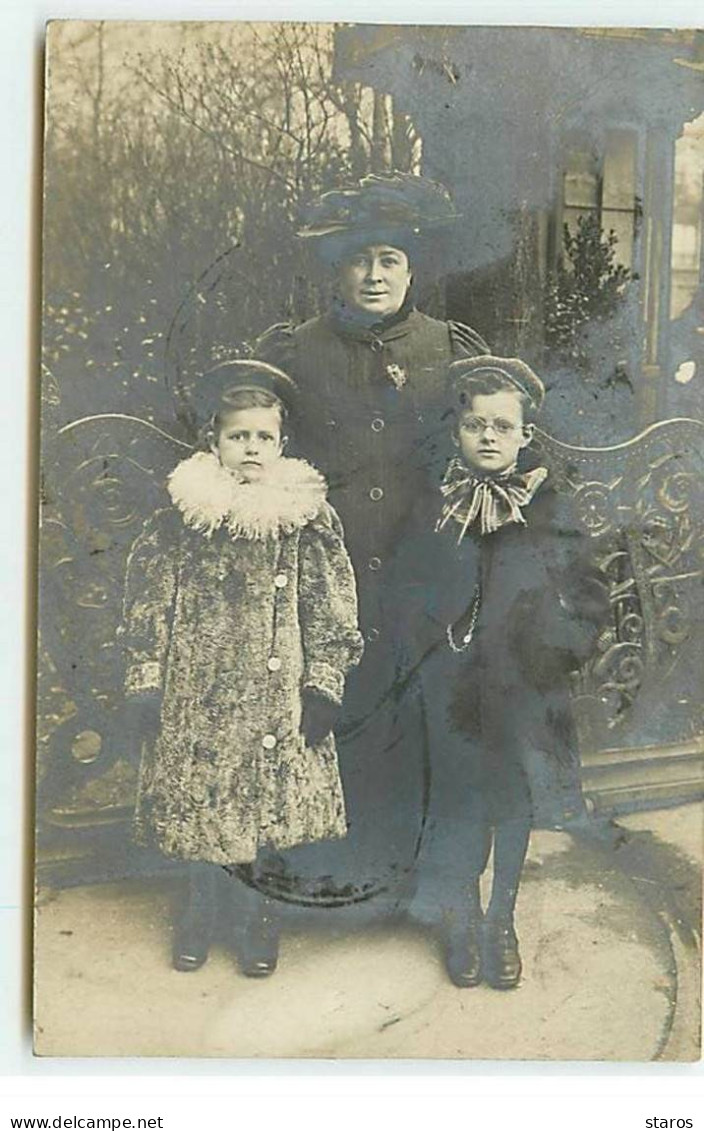 Carte Photo - Femme Avec Deux Enfants - Scenes & Landscapes