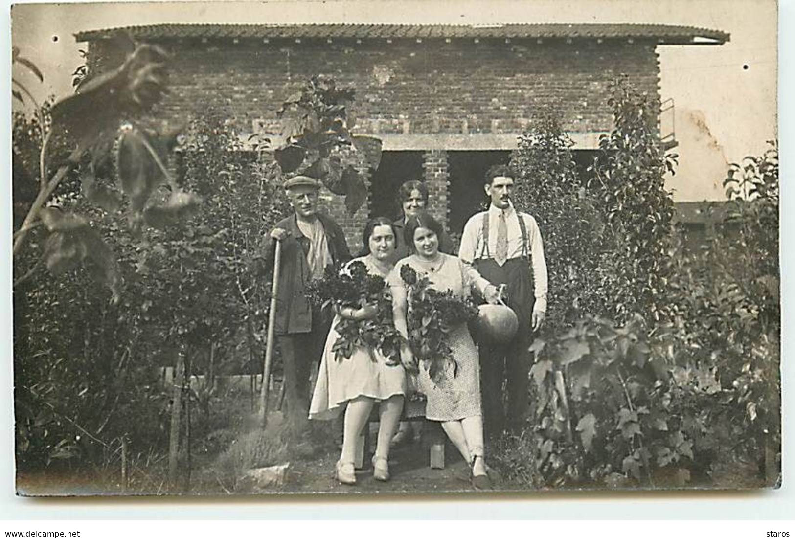 Carte Photo à Localiser - Hommes Et Femmes Dans Un Jardin - To Identify