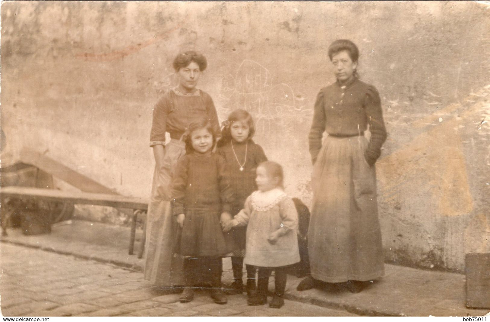 Carte Photo De Deux Femme élégante Avec Trois Petite Fille Posant Dans La Cour De Leurs Maison Vers 1910 - Anonymous Persons