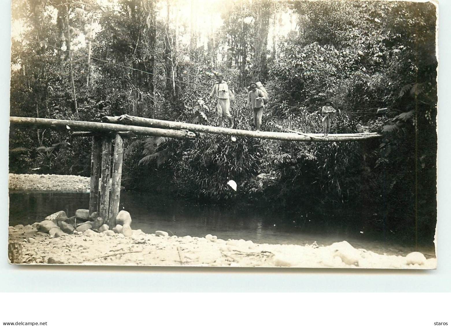 Hommes Traversant Un Pont En Bois - Equateur