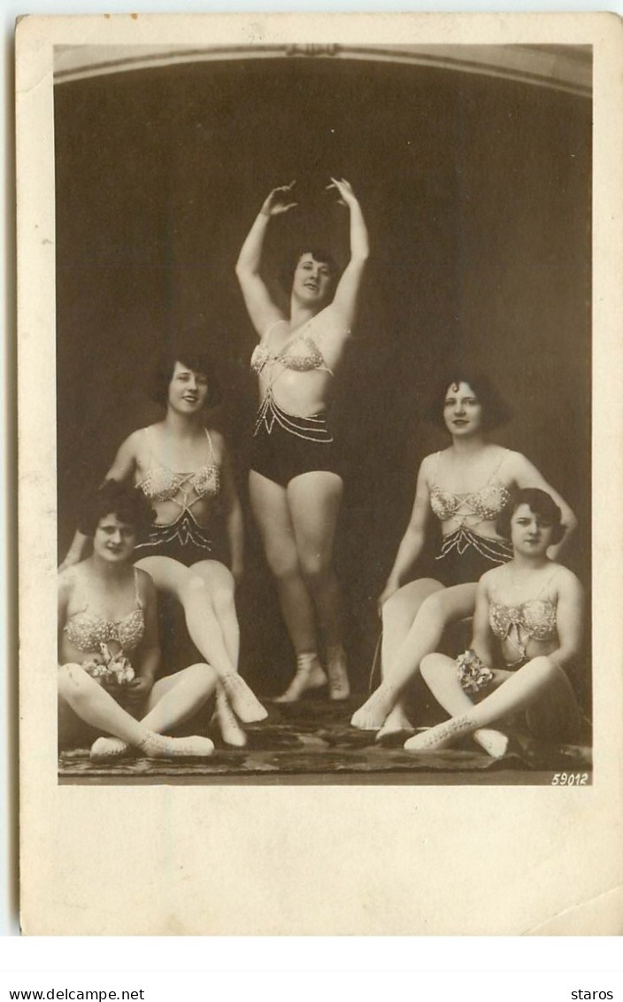 Groupe D'Acrobates Ou De Danseuses - Zirkus