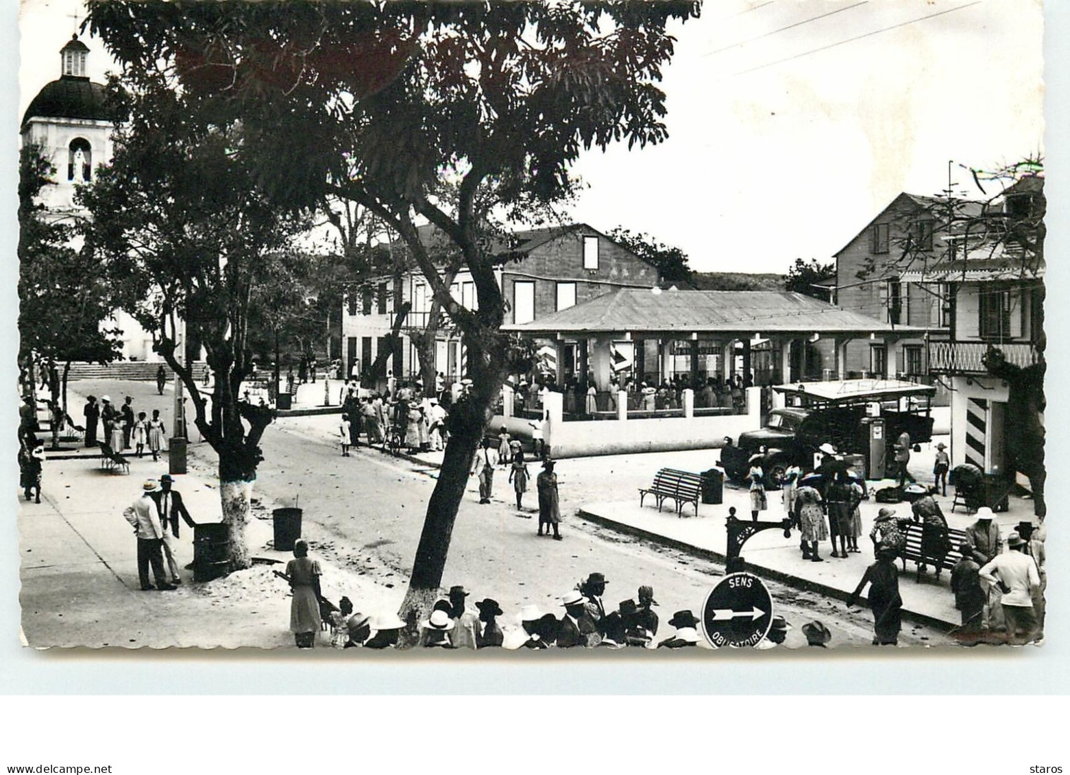 Grand Bourg - La Place De L'Eglise Et Le Marché Couvert - Andere & Zonder Classificatie