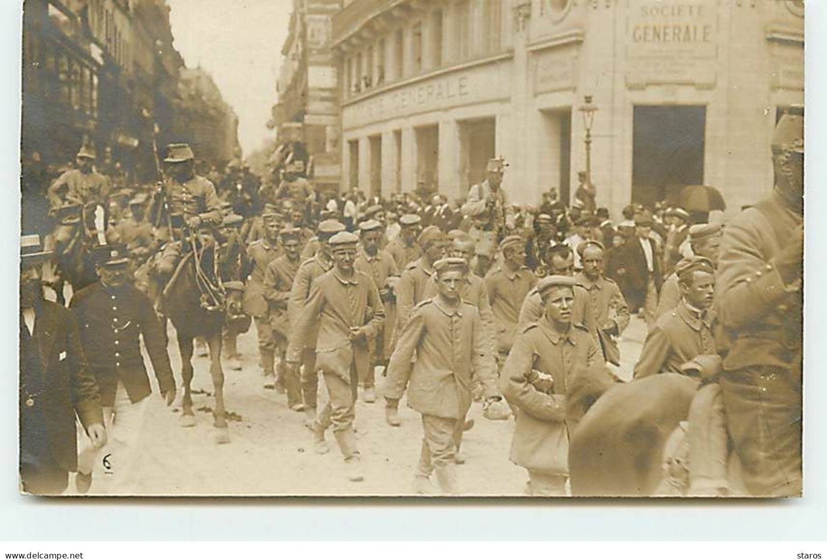 Carte Photo - AMIENS - Passage De Prisonniers Juin 1915 - Société Générale - Amiens