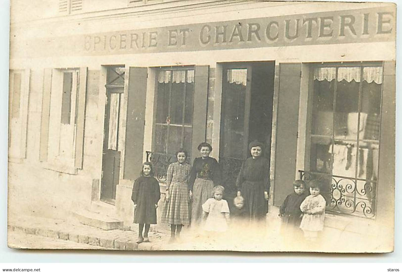 Carte Photo - Femmes Et Enfants Devant Une Epicerie Charcuterie - Shops