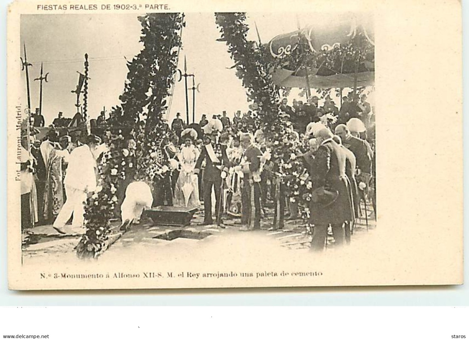 Monumento A Alfonso XII-S.M. El Rey Arrojando Ina Paleta De Cemento - Familles Royales