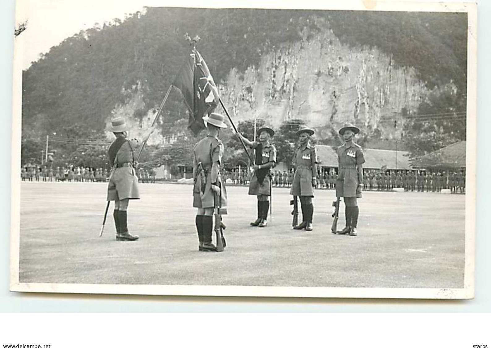 MALAISIE - RPPC - Militaires Portant Les Drapeaux - Malaysia