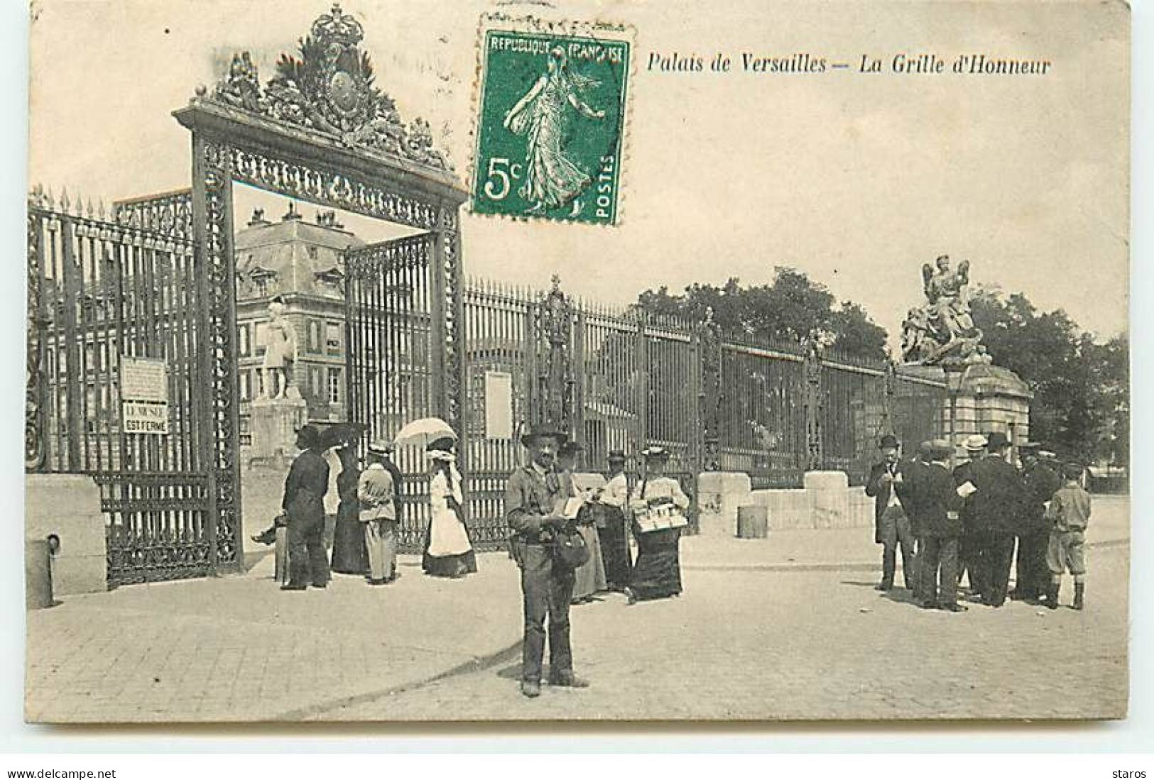 VERSAILLES - Palais De Versailles - La Grille D'Honneur - Vendeur De Cartes Postales - Versailles (Schloß)