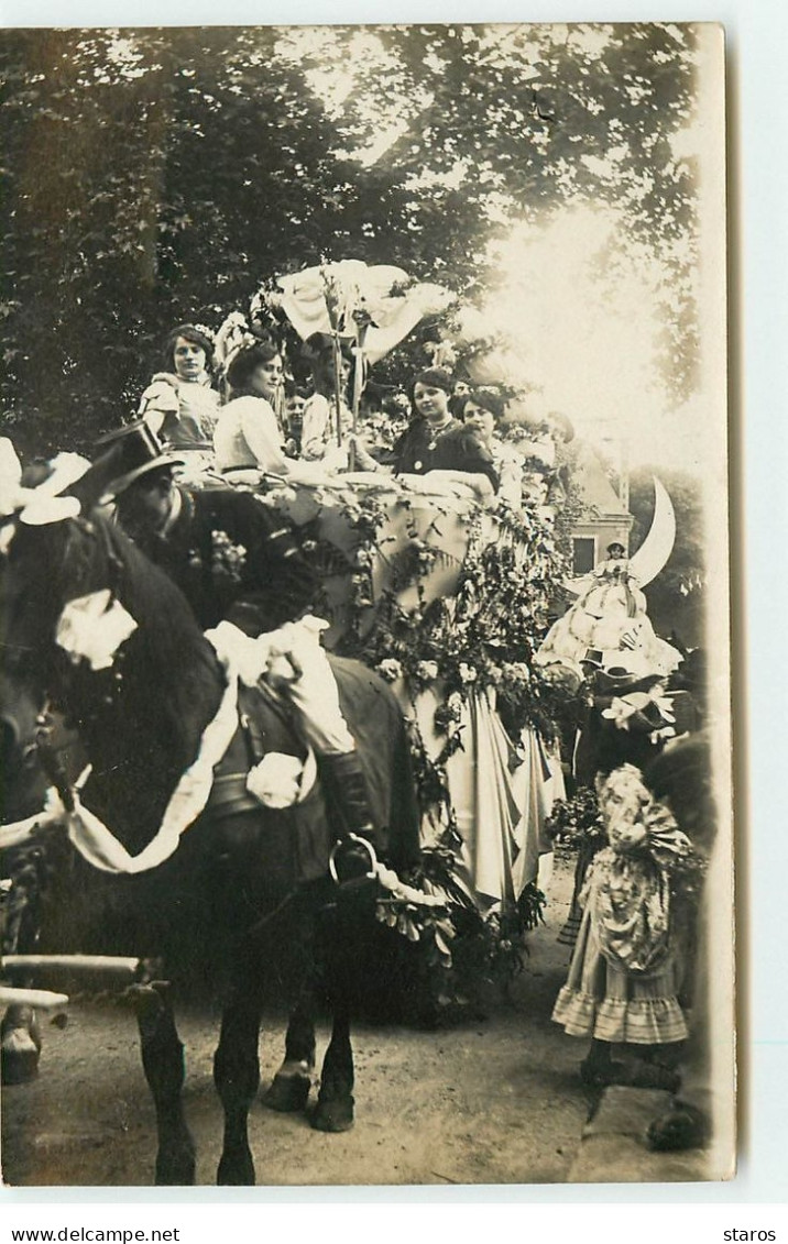 Carte Photo Dando Berry - LOUDUN ??? - Jeunes Femmes Sur Un Char Décoré - Loudun