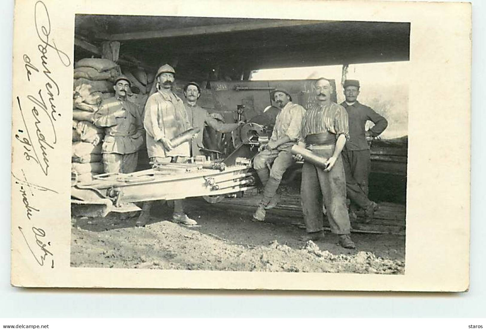 Carte Photo - VERDUN - Militaires Portant Des Munitions Près D'un Canon - Verdun