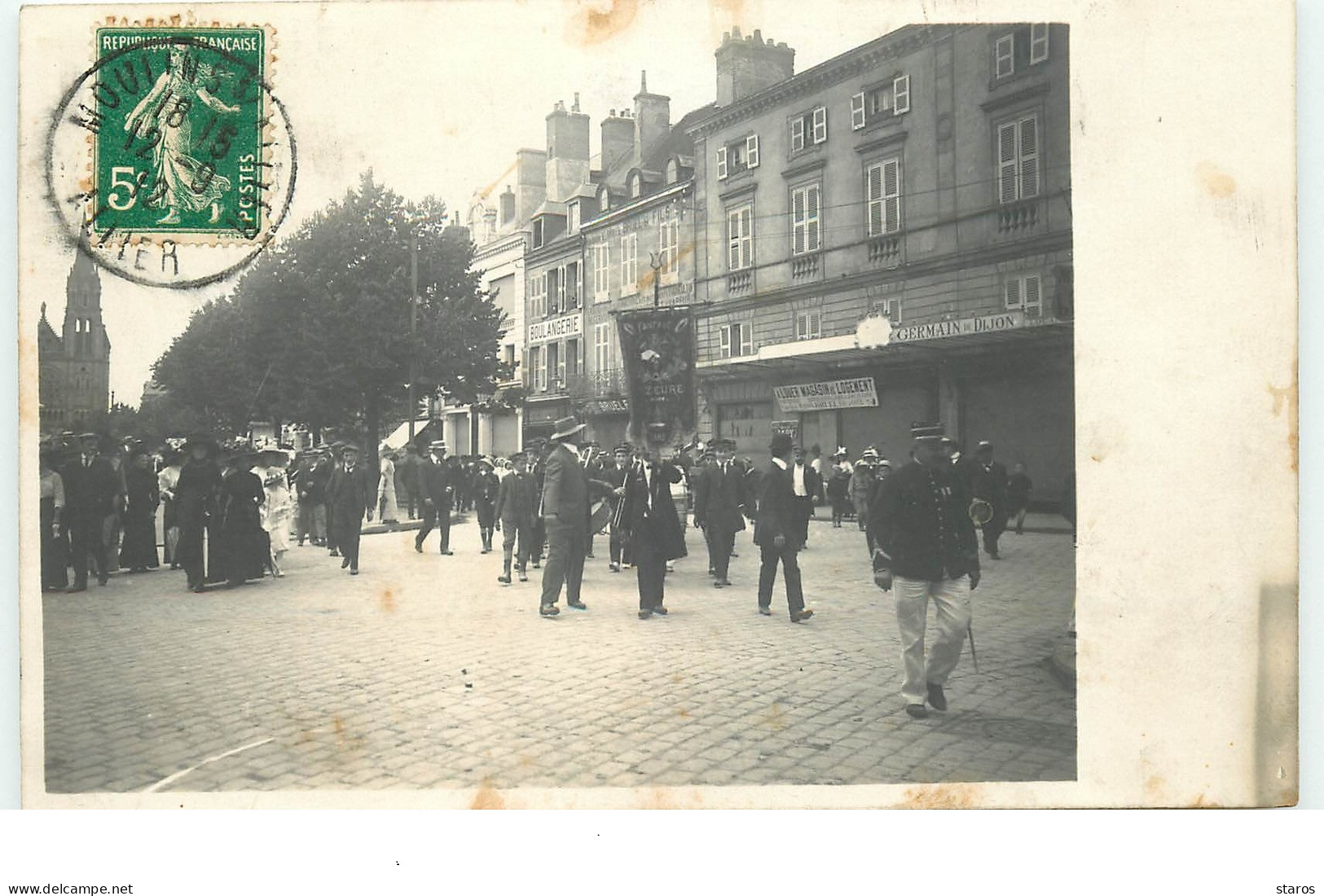 Carte Photo - MOULINS - Fanfare D'Yzeure Défilant - Moulins