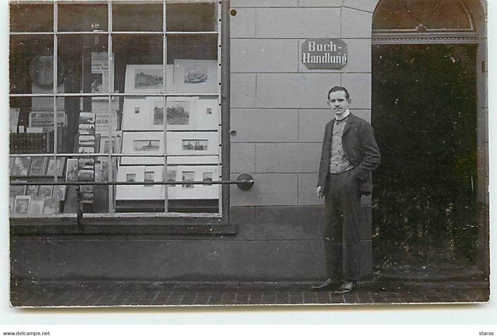 Carte Photo - Homme Devant Une Librairie - Buch-Handlung - Deltiologie - Cartes Postales - Shops