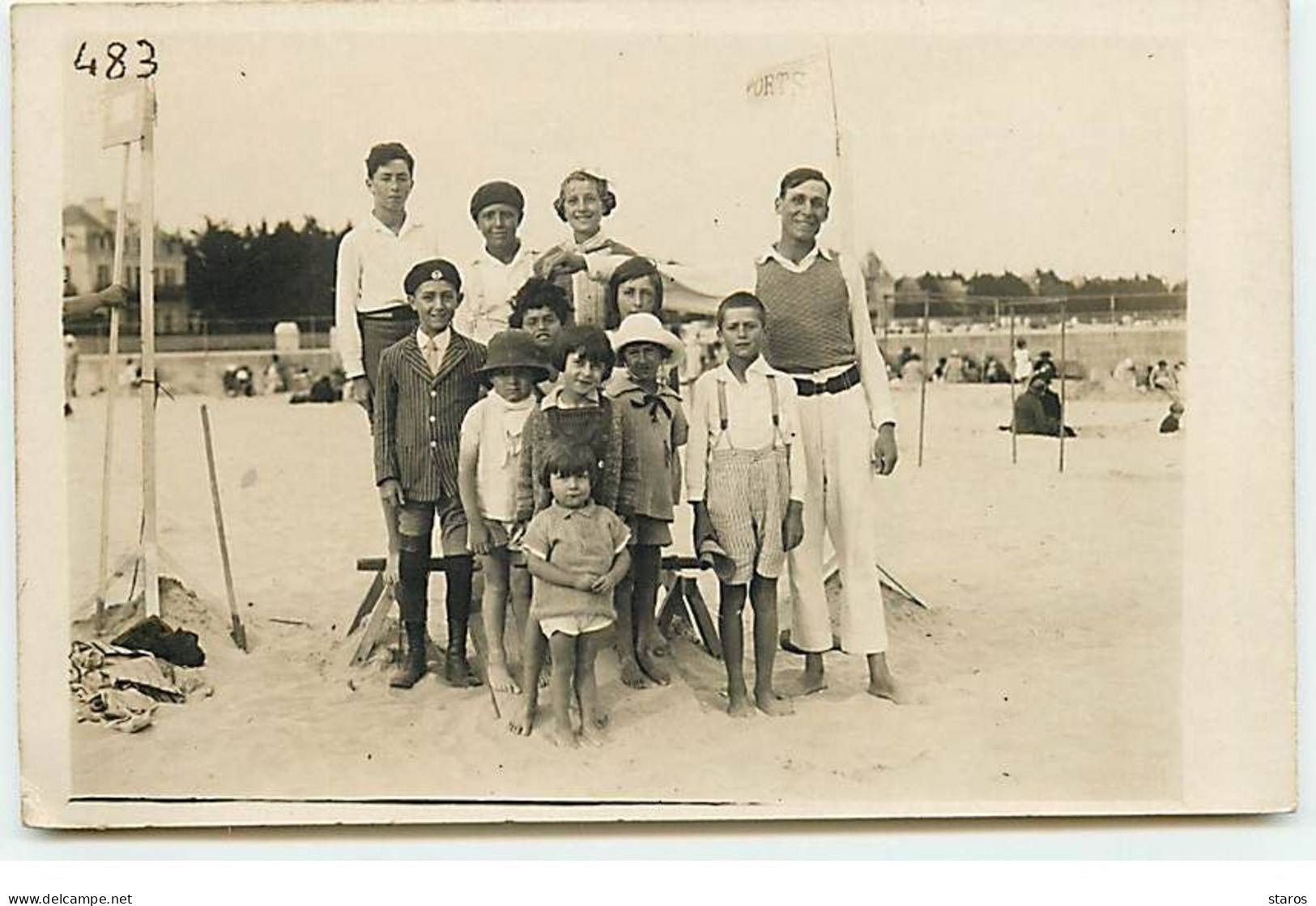 Carte Photo à Localiser - Un Homme Et Un Groupe D'enfants Sur Une Plage - Zu Identifizieren