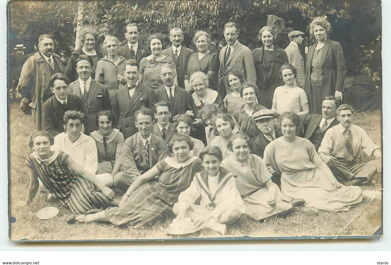 Carte Photo à Localiser - Groupe De Personnes Dans Un Jardin - To Identify