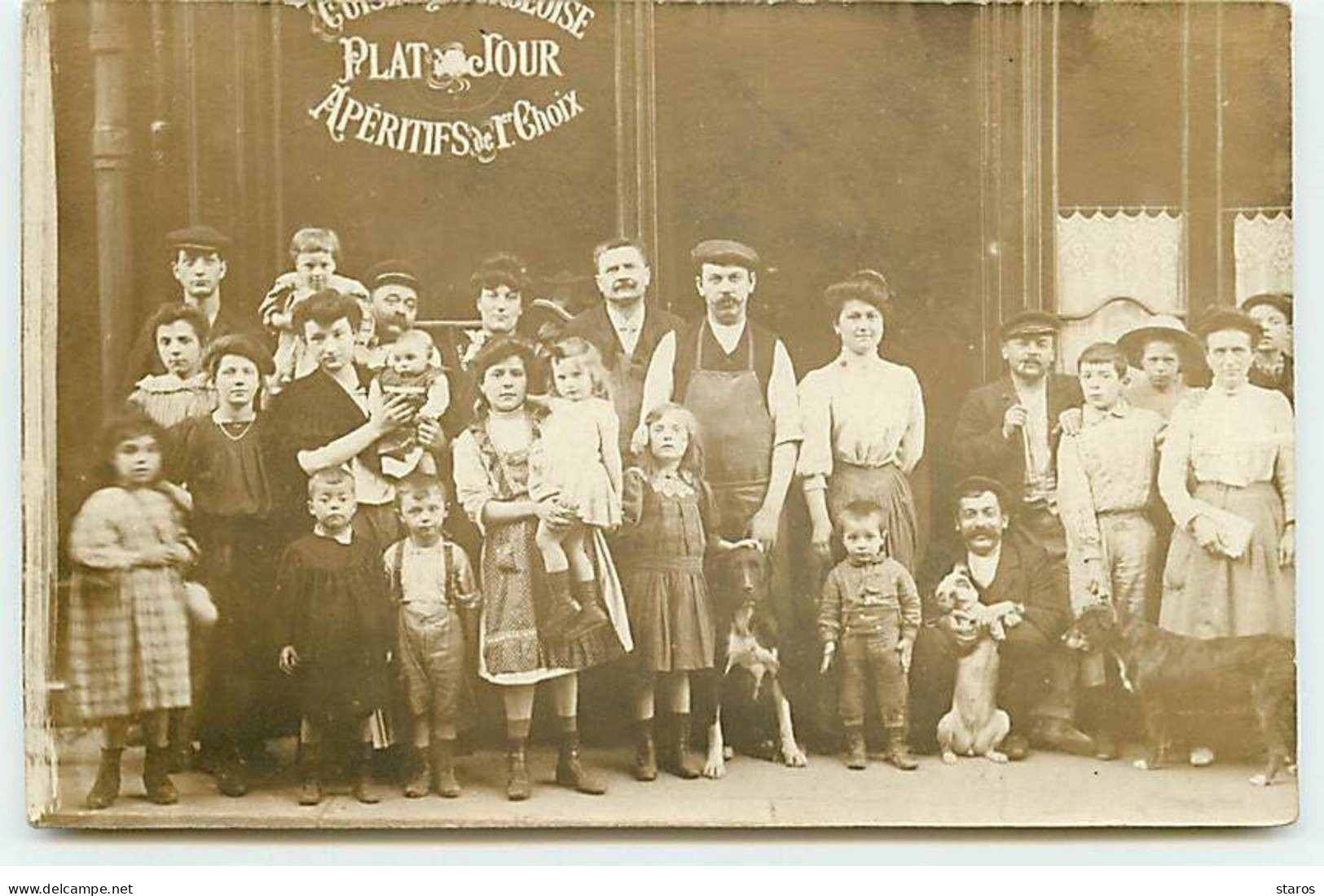 Carte Photo - Groupe D'hommes, De Femmes Et D'enfants Devant Un Restaurant-café - Cafés