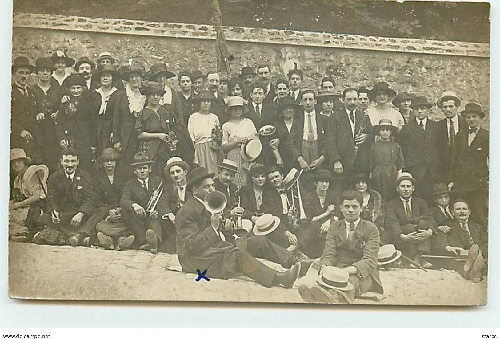 Carte Photo à Localiser - Groupe D'hommes Et De Femmes, Et Une Fanfare - A Identifier