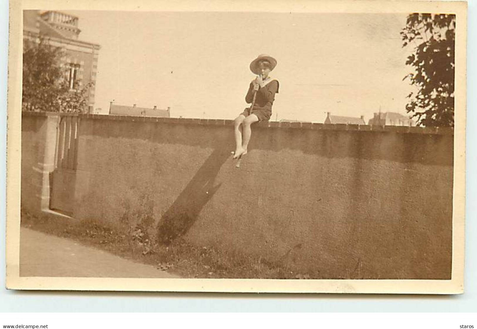 Carte Photo à Localiser - Enfant Assis Sur Un Mur - To Identify