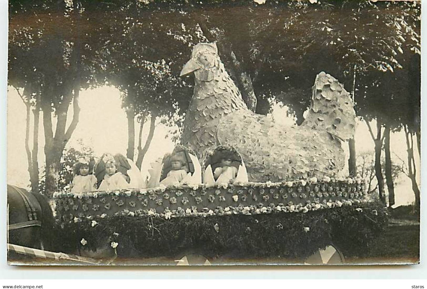 Carte Photo à Localiser - Enfants Sur Un Char Fleuri Et Décoré Avec Une Grosse Poule - To Identify