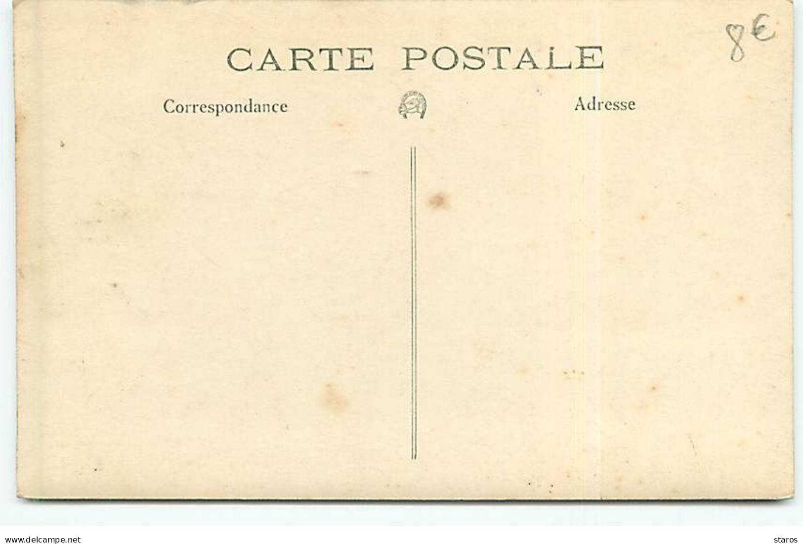 Carte Photo à Localiser - Enfants Sur Un Char Fleuri Et Décoré Avec Une Grosse Poule - To Identify