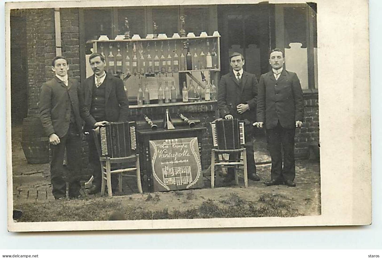 Carte Photo - La Troupe Vantrepotte - Hommes Près D'accordéon - Music And Musicians