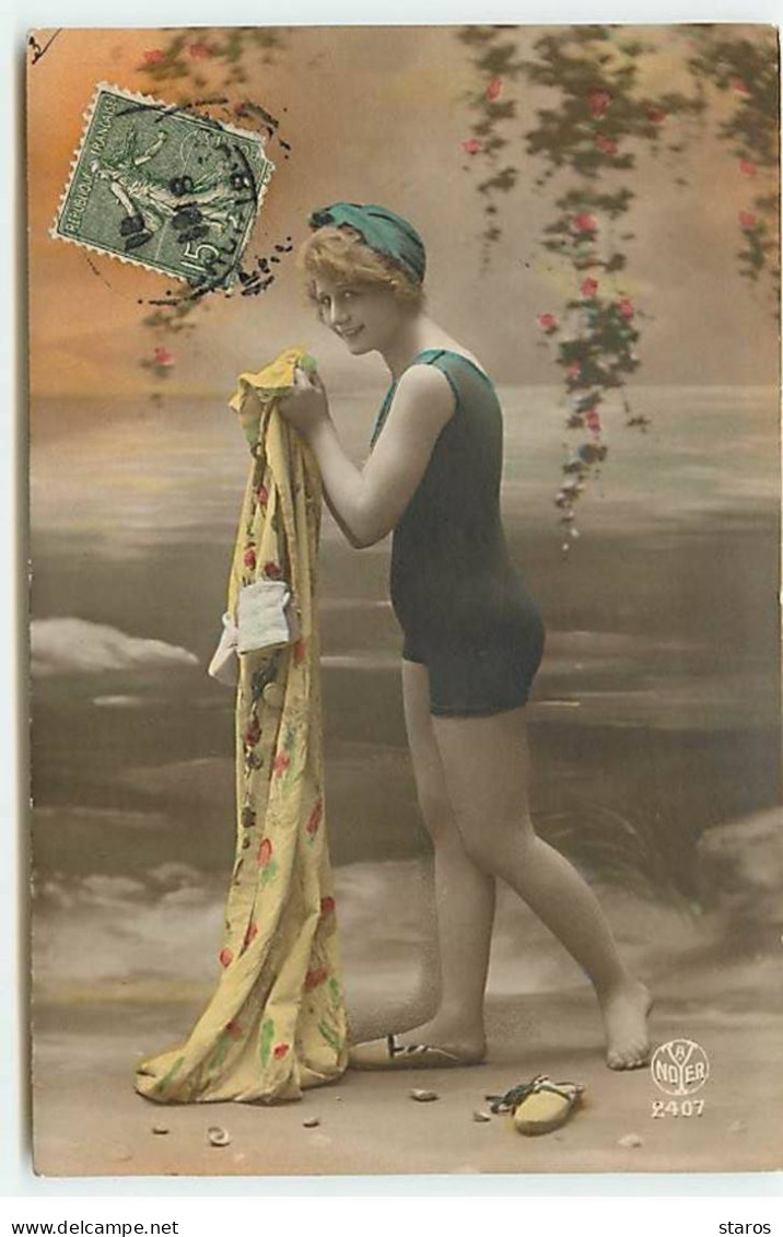 Fantaisie - Jeune Femme Portant Un Maillot De Bain, Et Un Peignoir Fleuri Et Jaune - Baigneuse - Women