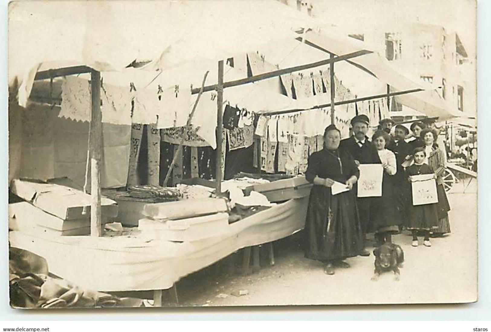 Carte Photo à Localiser - Groupe De Personnes Devant Un étal De Naperons Sur Un Marché - Märkte